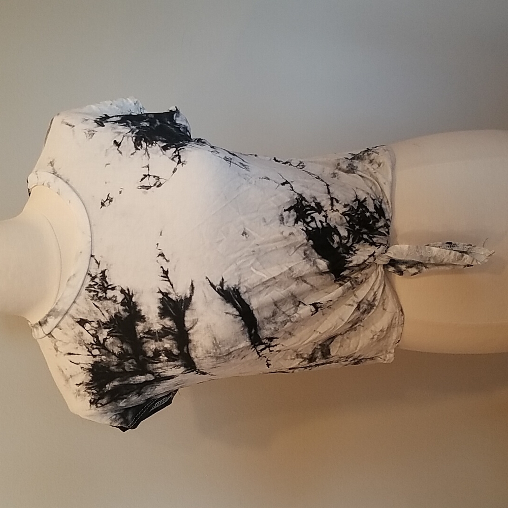 Black & white tie dye t shirt with front tie sz Small NWOT